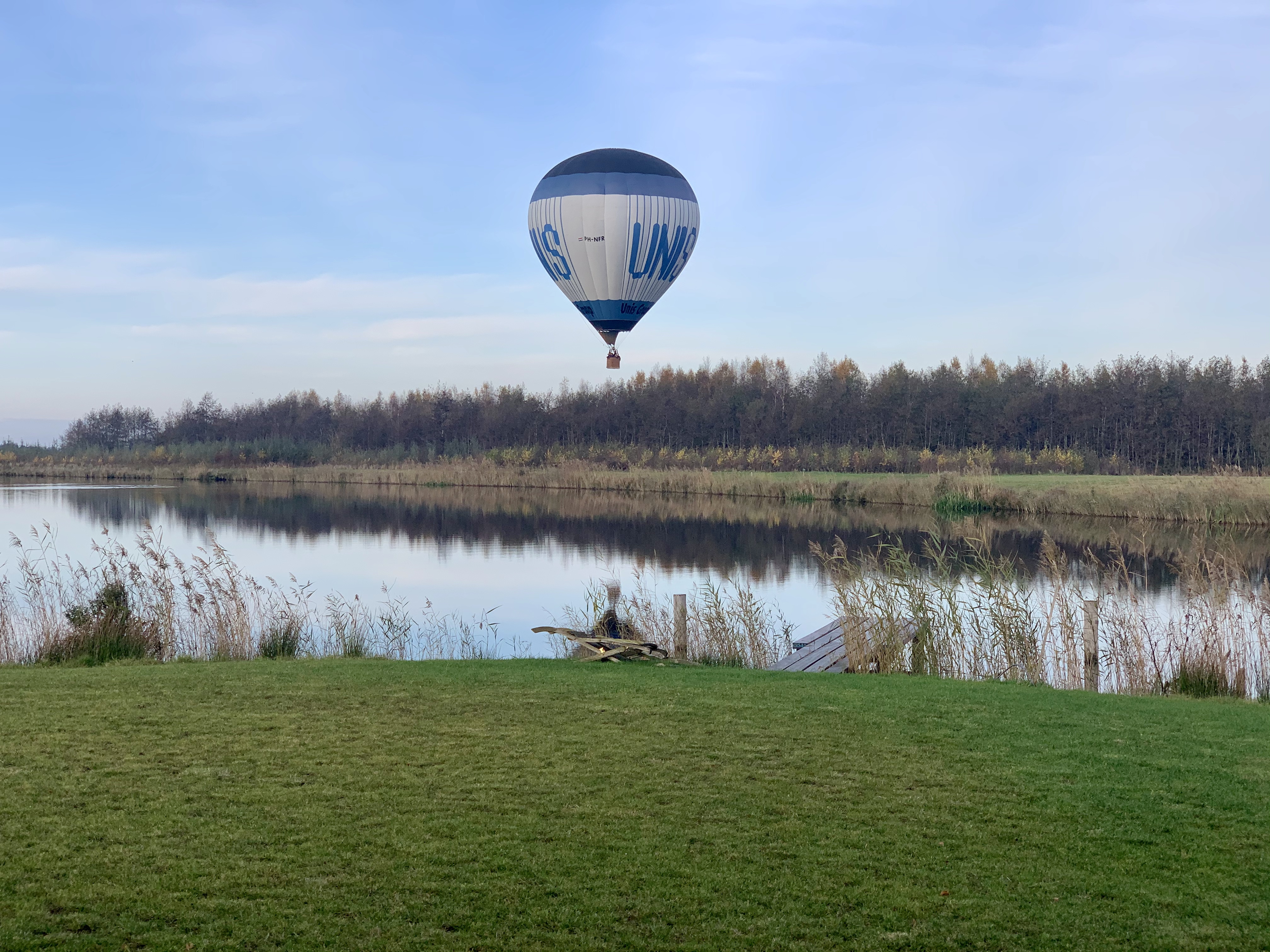 Luchtballon boven Meer van Eysinga
